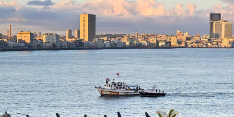 Bllokada e naftës nga SHBA thellon krizën energjetike në ishull, flotilja e ndihmës mjekësore arrin në Kubë