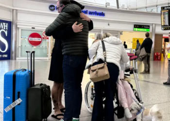 “U larguam sapo dëgjuam…”/ Mbërrin në Londër avioni i parë me britanikët e bllokuar në Lindjen e Mesme