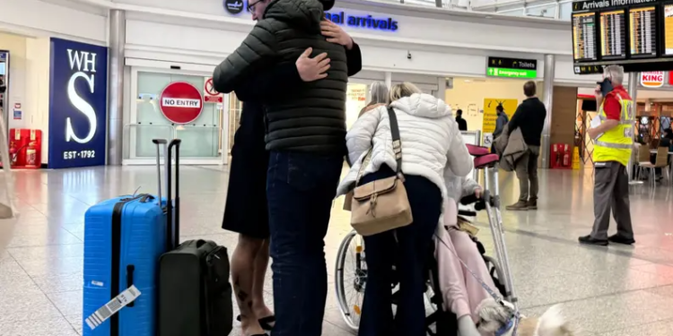 “U larguam sapo dëgjuam…”/ Mbërrin në Londër avioni i parë me britanikët e bllokuar në Lindjen e Mesme