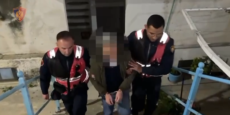 Hyri i armatosur në banesën e fqinjëve dhe i kanosi, arrestohet 62-vjeçari në Sarandë
