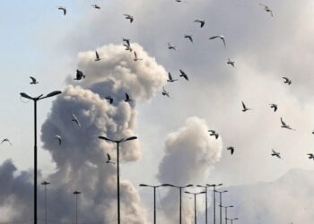 Sulm me dron në aeroportin e Dubait, pezullohen fluturimet! Breshëri raketash në Teheran