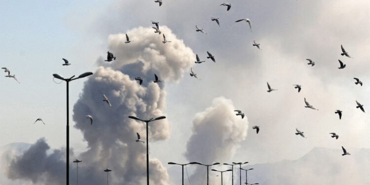 Sulm me dron në aeroportin e Dubait, pezullohen fluturimet! Breshëri raketash në Teheran