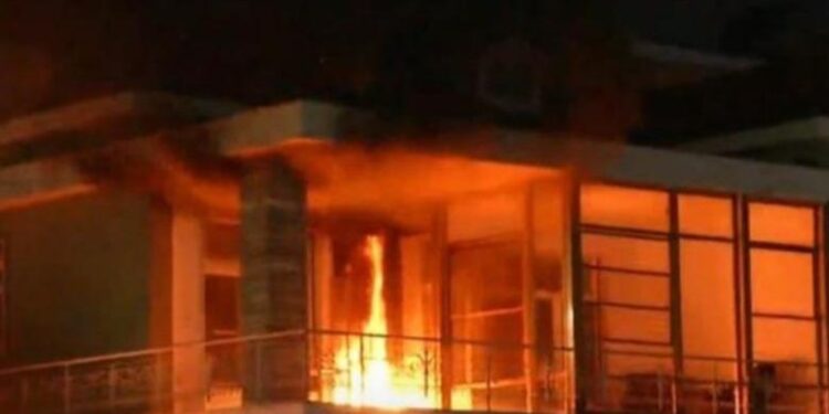 “U rrezikuan jetë njerëzish!”, delegacioni i BE në Tiranë dënon sulmet me molotovë në vilën e Enver Hoxhës