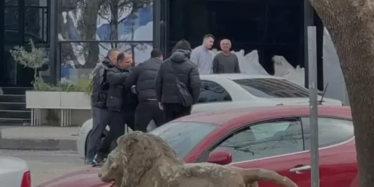 Sherr për parkimin, konflikti mes të rinjve në Ujin e Ftohtë përfundon me përplasje fizike