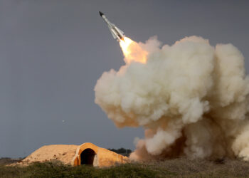 Valë e re sulmesh iraniane me raketa dhe dronë në vendet e Gjirit, 2 të vdekur në Kuvajt