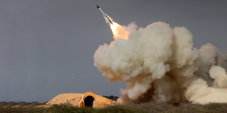 Valë e re sulmesh iraniane me raketa dhe dronë në vendet e Gjirit, 2 të vdekur në Kuvajt