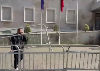 Protesta e opozitës/ Përforcohen masat e sigurisë, Parlamenti blindohet me gardh metalik