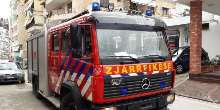 Përfshihet nga flakët një banesë në Tiranë, humb jetën 72-vjeçari