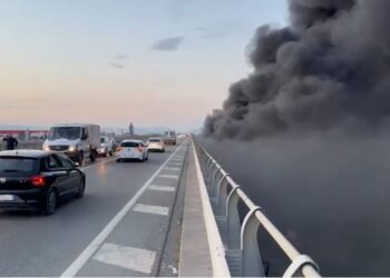 Mbetjet digjen në anë të rrugës në Milot, autostrada mbushet plot me tym