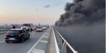 Mbetjet digjen në anë të rrugës në Milot, autostrada mbushet plot me tym