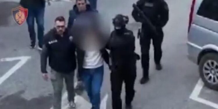 Në kërkim ndërkombëtar për vrasje, ekstradohen nga Shqipëria drejt Italisë dy kushërinjtë nga Dibra