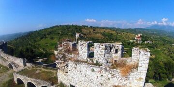 Turistja bie nga një mur në lagjen ‘Kala’ në Berat , transportohet tek Trauma