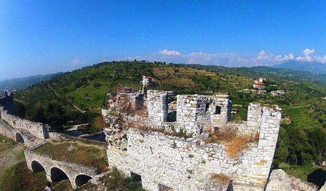 Turistja bie nga një mur në lagjen ‘Kala’ në Berat , transportohet tek Trauma