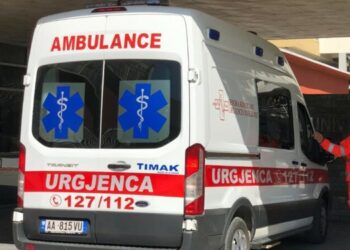 Aksident në Pogradec, makina përplas çiftin e bashkëshortëve që udhëtonte me motor, dërgohen në spital