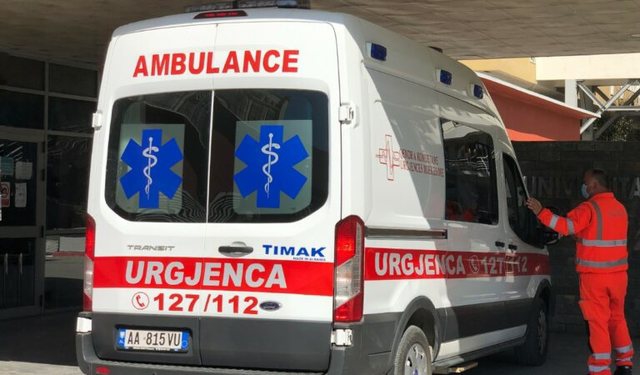 Aksident në Pogradec, makina përplas çiftin e bashkëshortëve që udhëtonte me motor, dërgohen në spital