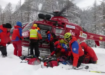 Dy të vdekur dhe pesë të plagosur nga një ortek në Itali