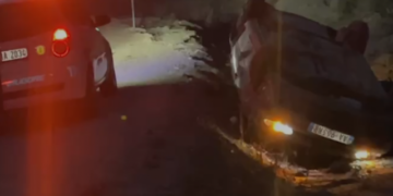 Aksident rrugor te Shkalla e Tujanit/ Makina përfundon në kanal, plagoset drejtuesi i automjetit