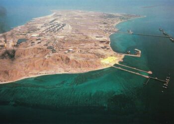 Frika nga një sulm amerikan: Irani forcon mbrojtjen e ishullit kyç të naftës