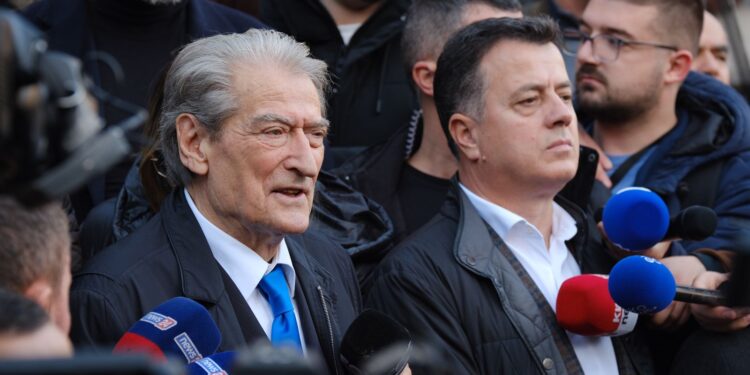 “Komunistë që keni marrë peng opozitën”, Kokalari nuk i ndahet Nokës: Berisha nuk është i djathtë…