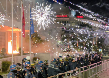 Hodhën molotovë në protestën e Berishës, Policia: Kemi arrestuar 15 persona