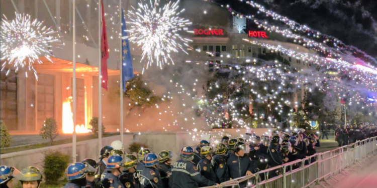 Hodhën molotovë në protestën e Berishës, Policia: Kemi arrestuar 15 persona