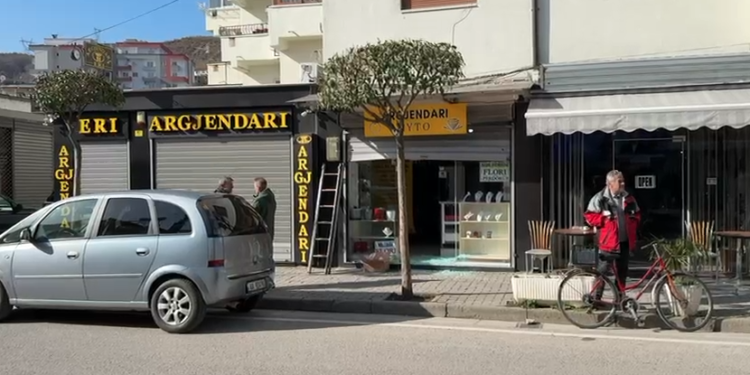 Tentohet grabitja e argjendarisë në Pogradec, pronari: Kjo është hera e tretë!