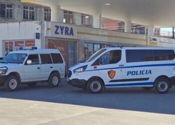 I shumëkërkuari u arratis/ Shoferi: E mora rastësisht në rrugë, s’ia kam idenë se kush është