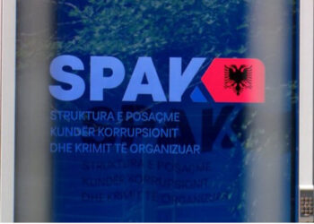 Porositën dy vrasje e trafik droge, SPAK 8 urdhër-arreste, shpëtojnë i forti i Vlorës dhe i besuari i tij! Në pranga një shef policie, kapet ish-efektivi në Zvicër