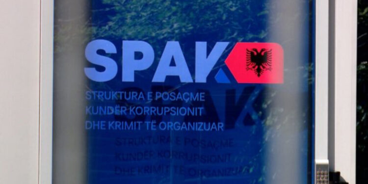 Porositën dy vrasje e trafik droge, SPAK 8 urdhër-arreste, shpëtojnë i forti i Vlorës dhe i besuari i tij! Në pranga një shef policie, kapet ish-efektivi në Zvicër