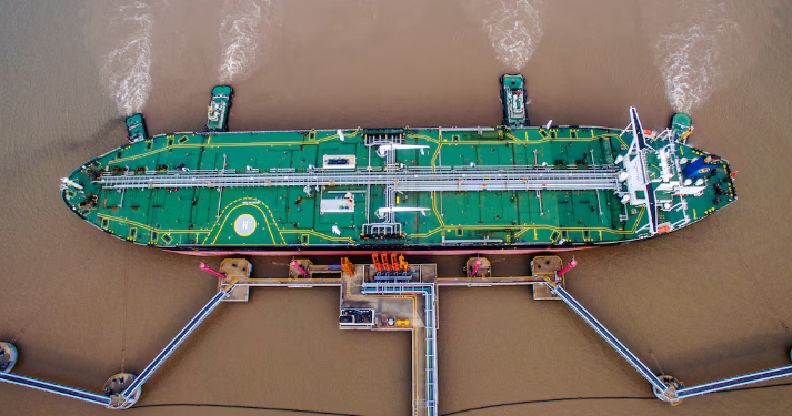 Kalimi i anijeve me naftë në Ngushticën e Hormuzit. Kina hyn në bisedime me Iranin