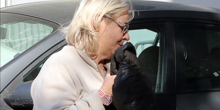 Vetëdorëzohet ish-deputetja e Agimit të Artë, Eleni Zaroulia! Lidhja e saj me krimin