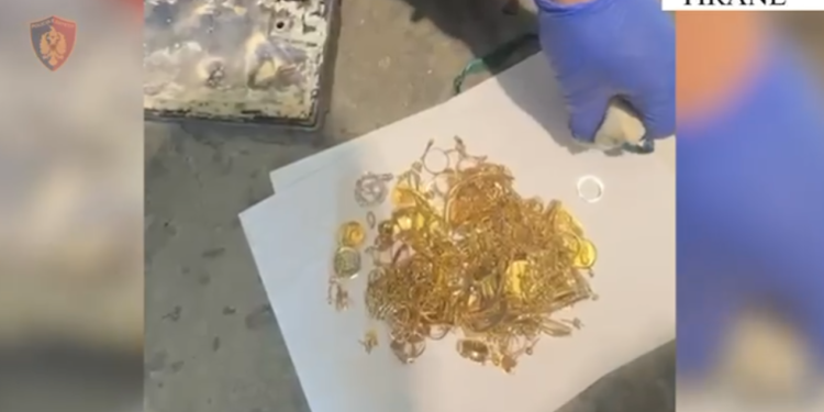 Kamzë/ Transportonte mallra të kontrabanduara, 26-vjeçari kapet me 524 gramë flori, në kërkim dy bashkëpunëtorë