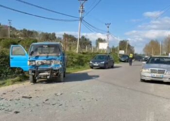 “Benz-i” përplaset me kamionçinën në aksin Fier-Lushnje, dy të lënduar