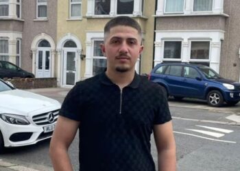 Angli/ Po ndihmonte në çmontimin e skelave, 19-vjeçari shqiptar bie nga lartësia, humb jetën në vend