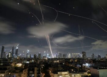 Përshkallëzohet lufta! Izraeli sulmon Teheranin dhe Bejrutin, Irani lëshon raketa e dronë drejt Tel Avivit