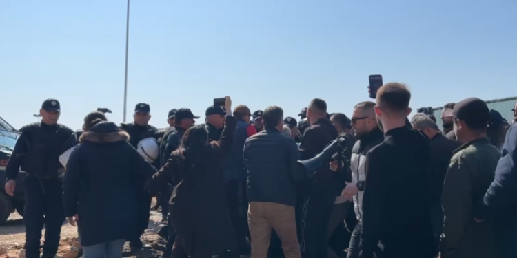 Vijojnë tensionet në Rrjoll, banorët përplasen me policinë, disa të shoqëruar