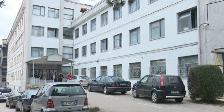 Foshnja 2-muajshe në gjendje të rëndë në Pediatrinë e Korçës, dyshohet për kequshqyerje