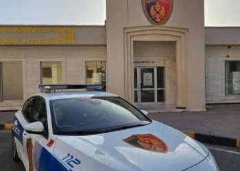 Dhunoi policin bashkiak pasi i vendosi gjobë për parkim, arrestohet 43-vjeçari në Vlorë