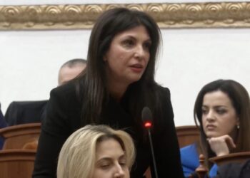 Berisha dhe Topalli kundër shkarkimit të Elisa Spiropalit? Deputetja demokrate sqaron votat: Lapsus