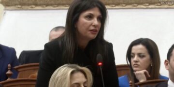Berisha dhe Topalli kundër shkarkimit të Elisa Spiropalit? Deputetja demokrate sqaron votat: Lapsus