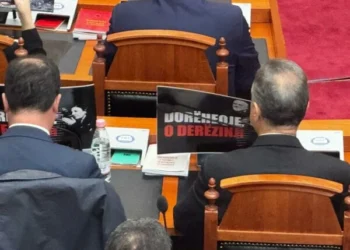 “Dorëheqje”, PD me pankarta në sallë, jashtë protestë! PS pritet të rrëzojë kërkesën e SPAK