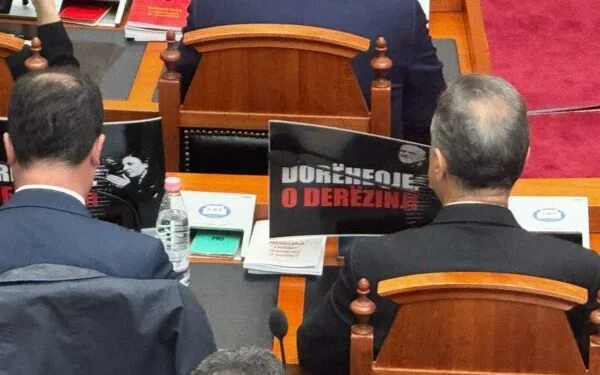 “Dorëheqje”, PD me pankarta në sallë, jashtë protestë! PS pritet të rrëzojë kërkesën e SPAK