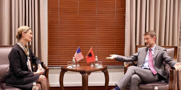 Hoxha takim me të ngarkuarën me punë të SHBA: Shqipëria krah aleatëve për paqen ndërkombëtare