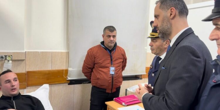 Lamallari viziton në spital policët e plagosur: Pabesi të përdorësh të miturit për të sulmuar me molotovë