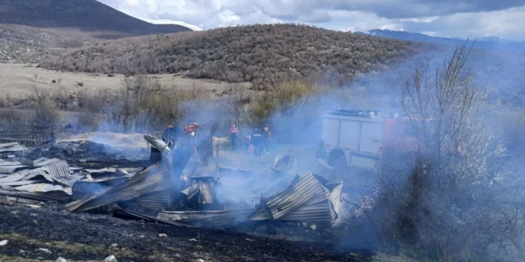 Merr flakë një stallë bagëtish në Kolonjë, dëme të shumta materiale