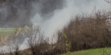 Rikthehen zjarret në Bulqizë, flakët përfshijnë zonën e Krajkës