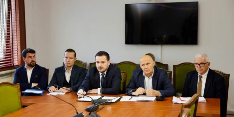 Skema e re për fermerët/ Ministri: Dyfishohet mbështetja për bletarinë, 7-10 mijë euro për blegtorët e rinj dhe…