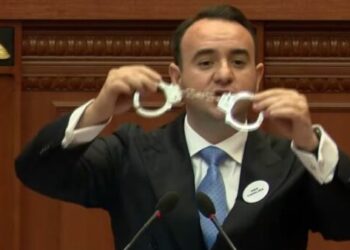 Dhuna në protestën e PD, policia çon Klevis Balliun në SPAK