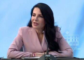 Balluku i dorëzon detyrën ministrit Enea Karakaçi: Nuk më ndihmon t’ju shoh përballë me emocion, por…