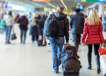 Sondazhi: 50.3% e shqiptarëve mendojnë se opozita është përgjegjëse për emogracionin